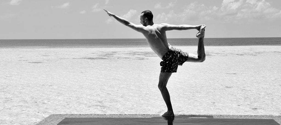 posture tienne yoga noir et blanc